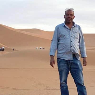 Ali, gerente y chofer en Morocco íbdigo Tours, posando en las dunas del desierto