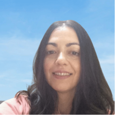 Beatriz, ventas y gerente en Morocco Índigo Tours, posando en su lugar secreto de Marruecos