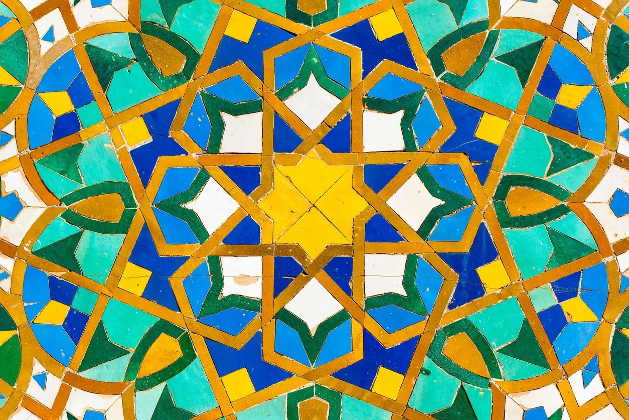 Mosaico típico de Marruecos en colores vibrantes realizado