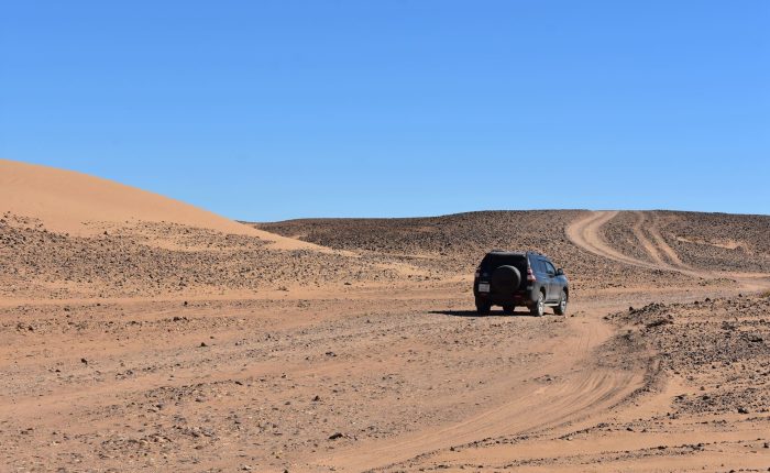 Vehículo 4x4 por Pistas off-road viaje expedición chegaga morocco indigo