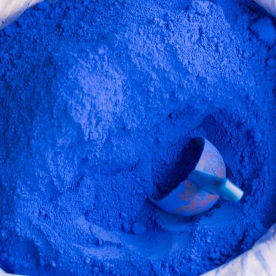 Primer plano de un gran saco relleno de pigmento color índigo expuesto para la venta