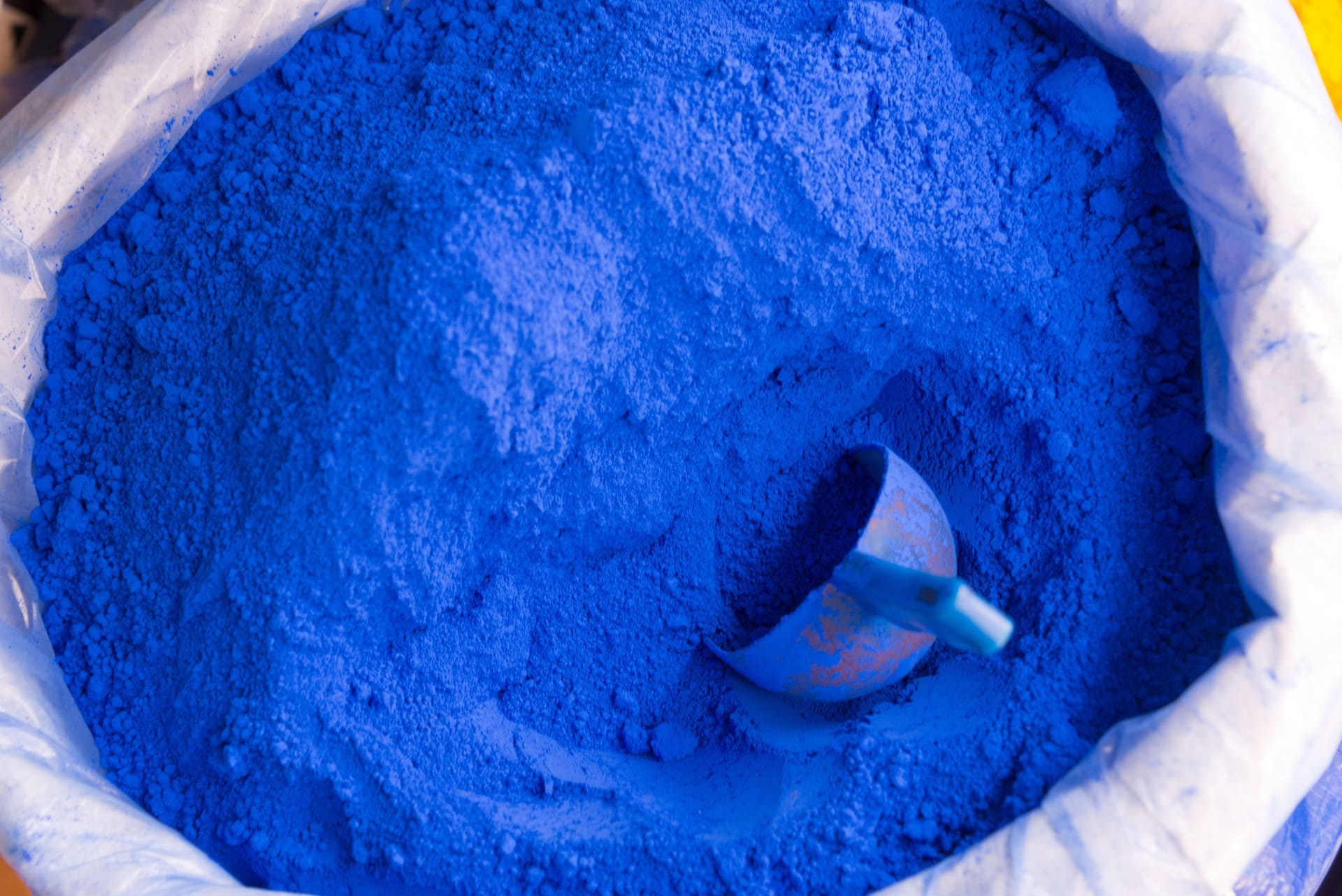 Primer plano de un gran saco relleno de pigmento color índigo expuesto para la venta