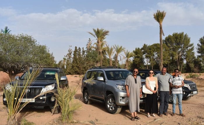 El equipo de Morocco Índigo Tours posando en el palmeral de Marrakech