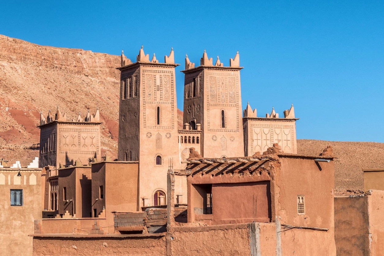 Primer plano de dos torres de la pequeña ciudad de adobe llamada Ait Ben Haddou en Marruecos, del siglo 11, en las que se pueden apreciar los grabados bereberes que las decoran