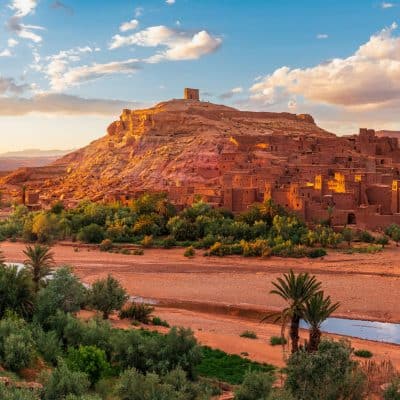 Impresionante vista panorámica de la Kasbah Ait Benhaddou, un punto destacado en tu circuito de 7 días por la Ruta de las Mil Kasbahs y los paisajes del Atlas.
