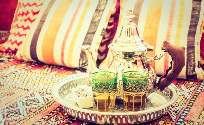 Elegante tetera marroquí con intrincados detalles decorativos, símbolo de la hospitalidad y la cultura de Marruecos. Descubre viajes organizados y circuitos exclusivos con Morocco Índigo Tours.