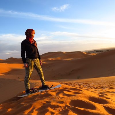 Sandboarding en Merzouga durante ruta familiar 8 días a medida al desierto morocco indigo