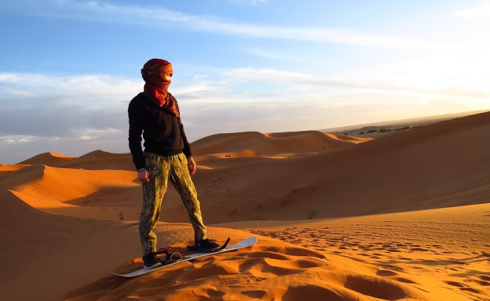 Sandboarding en Merzouga durante ruta familiar 8 días a medida al desierto morocco indigo