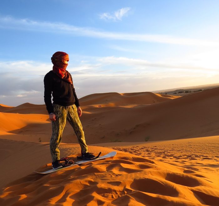 Sandboarding en Merzouga durante ruta familiar 8 días a medida al desierto morocco indigo