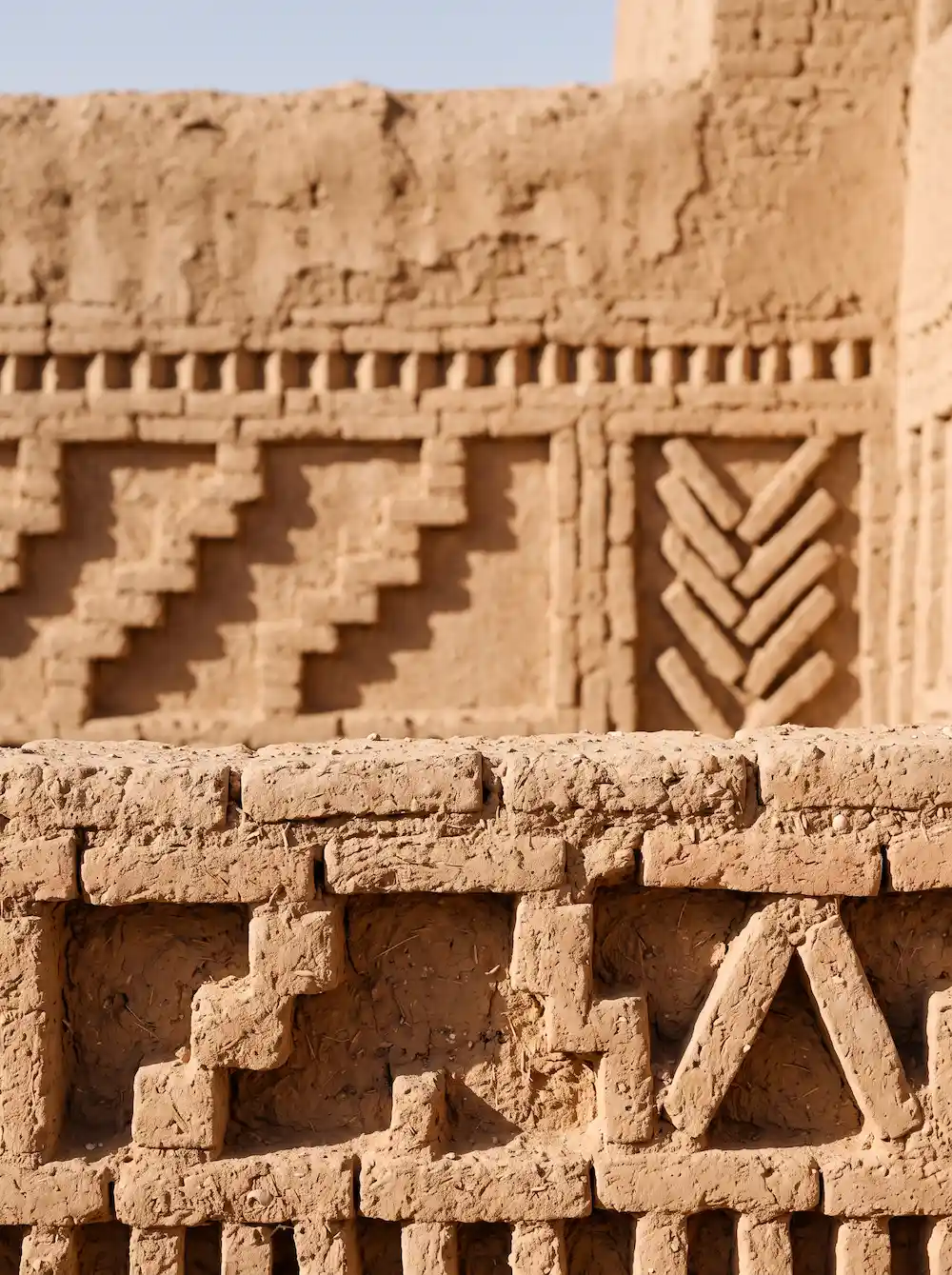Detalle textural de los muros de adobe y arcilla de la histórica fortaleza Kasbah de Tamnougalt Marruecos